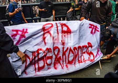 Medan, Indonesia. 15 giugno 2026. I manifestanti si riuniscono durante una dura manifestazione di massa di fronte all'edificio del Consiglio legislativo regionale di Sumatra settentrionale (DPRD Sumut) a Medan il 15 giugno 2026, protestando contro le recenti politiche socio-politiche. Pur allineandosi con le principali rimostranze a livello nazionale osservate a Giacarta, la mobilitazione a Medan ha presentato un manifesto localizzato in sette punti che chiedeva al governo di affrontare immediatamente e accelerare la distribuzione degli aiuti per le vittime del ciclone tropicale Senyar attraverso Sumatra. Foto di Sutanta Aditya/ABACAPRESS.COM credito: Abaca Press/Alamy Live News Foto Stock