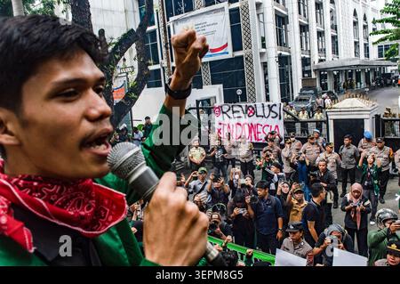 Medan, Indonesia. 15 giugno 2026. I manifestanti si riuniscono durante una dura manifestazione di massa di fronte all'edificio del Consiglio legislativo regionale di Sumatra settentrionale (DPRD Sumut) a Medan il 15 giugno 2026, protestando contro le recenti politiche socio-politiche. Pur allineandosi con le principali rimostranze a livello nazionale osservate a Giacarta, la mobilitazione a Medan ha presentato un manifesto localizzato in sette punti che chiedeva al governo di affrontare immediatamente e accelerare la distribuzione degli aiuti per le vittime del ciclone tropicale Senyar attraverso Sumatra. Foto di Sutanta Aditya/ABACAPRESS.COM credito: Abaca Press/Alamy Live News Foto Stock