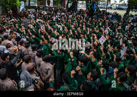 Medan, Indonesia. 15 giugno 2026. I manifestanti si riuniscono durante una dura manifestazione di massa di fronte all'edificio del Consiglio legislativo regionale di Sumatra settentrionale (DPRD Sumut) a Medan il 15 giugno 2026, protestando contro le recenti politiche socio-politiche. Pur allineandosi con le principali rimostranze a livello nazionale osservate a Giacarta, la mobilitazione a Medan ha presentato un manifesto localizzato in sette punti che chiedeva al governo di affrontare immediatamente e accelerare la distribuzione degli aiuti per le vittime del ciclone tropicale Senyar attraverso Sumatra. Foto di Sutanta Aditya/ABACAPRESS.COM credito: Abaca Press/Alamy Live News Foto Stock