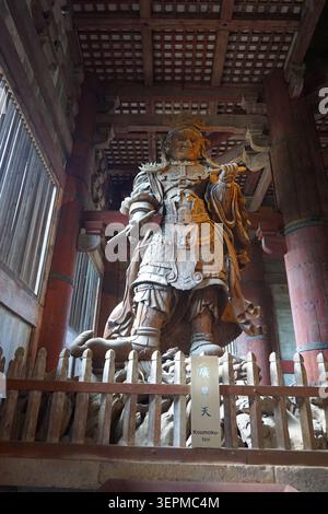 All'interno della sala Daibutsuden al Tempio Todaiji che mostra l'imponente statua del grande Buddha (Vairocana) a Nara, in Giappone. Foto Stock
