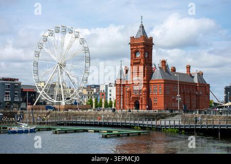 La ruota gigante e l'edificio Pierhead, Cardiff Bay, Galles, Regno Unito Foto Stock