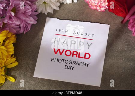 19 agosto. Buona giornata mondiale della fotografia. biglietto d'auguri. testo con fiori naturali Foto Stock
