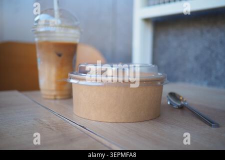 Gusta un caffè e un dessert in una caffetteria nel pomeriggio Foto Stock