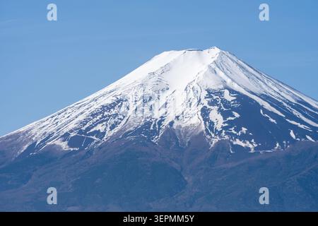 Vista ravvicinata del Monte Fuji con neve e cielo blu Foto Stock