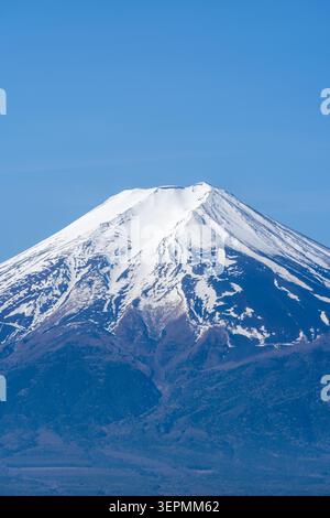 Vista ravvicinata del Monte Fuji con neve e cielo blu Foto Stock