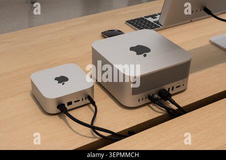 Indianapolis - 10 giugno 2026: Mac Studio e Mac mini in un Apple Store. Mac mini è un computer a costi contenuti e Mac Studio è una workstation per impieghi gravosi. Foto Stock