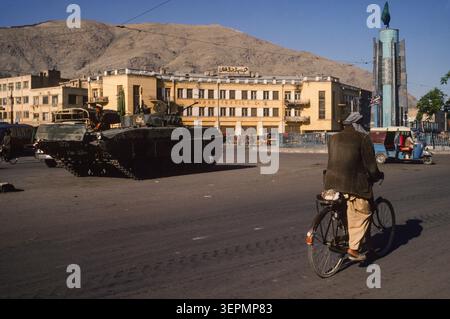Posizioni di guardia mujahideen in tutta la capitale, Kabul Afghanistan, agosto 1992 Foto Stock