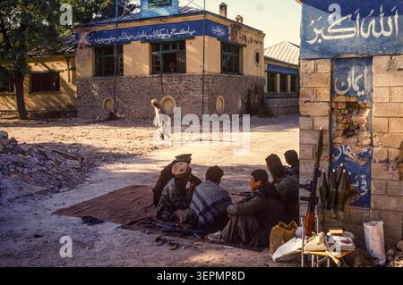 Posto dei Mujahideen a Karti Sangi dopo tre giorni di combattimenti, Kabul Afghanistan, agosto 1992 Foto Stock