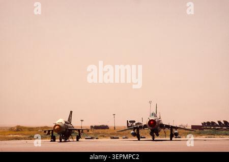 Aerei da trasporto russi in volo dall'aeroporto di Kabul, agosto 1992 Foto Stock