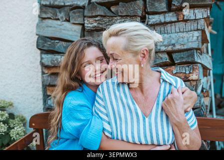 Nonna e nipote che si abbracciano nel giardino. Foto Stock