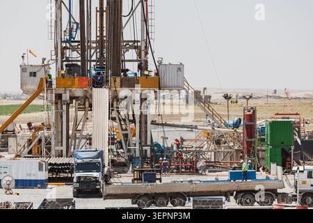 Un'immagine dettagliata e ravvicinata cattura la vivace sottostruttura e il pavimento di un carro di perforazione petrolifero a terra vicino a Erbil, nella regione del Kurdistan in Iraq Foto Stock
