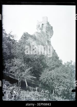 Château de penne sorge su un promontorio roccioso a Tarn, dove resti di fortezza medievale e strutture del villaggio definiscono un paesaggio fortificato in cima alla collina nel sud della Francia durante il 1898. Foto Stock