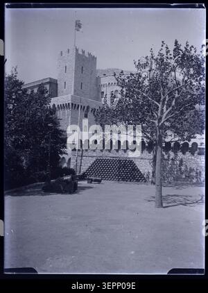 Fotografia stampata la stampa in gelatina d'argento del maggio 1909 registra il Palazzo del Principe di Monaco con la torre fortificata, i bastioni, le macchinazioni e la spianata circostante che si affaccia su Monte Carlo, catturando la residenza principesca dei primi anni del XX secolo e il panorama urbano costiero. Foto Stock