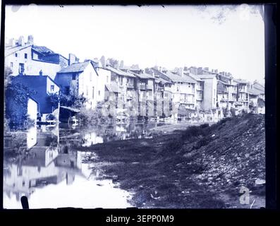 Le rive della Jordanne ad Aurillac in Cantal presentano un paesaggio urbano lungo il fiume, dove le case costeggiano la riva del fiume, formando una scena cittadina provinciale compatta registrata il 18 luglio 1898 da Eugène Trutat. Foto Stock