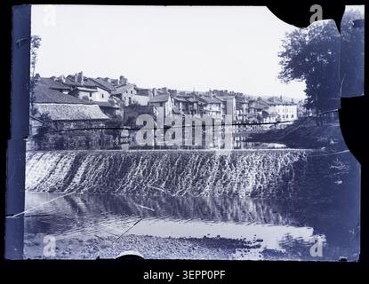 La fotografia stampa riporta le rive della Jordanne ad Aurillac, Cantal, il 18 luglio 1898, dove argini e dighe costeggiano l'acqua accanto alle case e ai bordi urbani del fiume all'interno dell'Alvernia, in Francia. Foto Stock