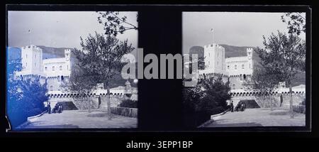La fotografia del 1905 riporta il Palazzo principesco di Monaco visto dai bastioni, mettendo in evidenza mura difensive, macchinazioni, struttura della torre di guardia e bandiera sopra il parco circostante e il complesso architettonico del principato. Foto Stock