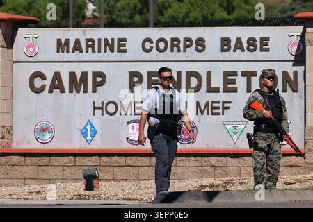 18 ottobre 2025, Oceanside, California, Stati Uniti: Il personale di sicurezza sta di guardia all'ingresso del campo base dei Marine Corps Pendleton, nella California meridionale, all'ingresso di Camp Pendleton, poiché la superstrada Interstate 5 è periodicamente chiusa il sabato dopo che i funzionari militari hanno confermato che i colpi di artiglieria a fuoco vivo saranno sparati sulla superstrada, spingendo i funzionari statali a chiudere la superstrada con una mossa senza precedenti, a Camp Pendleton a Oceanside, California, il 18 ottobre 2025. (Immagine di credito: © Jonathan Alcorn via ZUMA Press) SOLO PER USO EDITORIALE! Non per USO commerciale! Foto Stock
