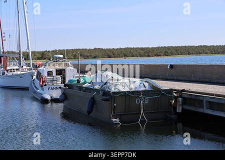Piccole barche da pesca ormeggiate nel porto di Lauters, che mostrano la vita marittima tradizionale sulla costa svedese. Foto Stock