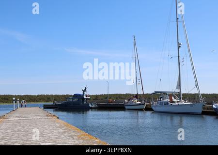 Piccole barche da pesca ormeggiate nel porto di Lauters, che mostrano la vita marittima tradizionale sulla costa svedese. Foto Stock