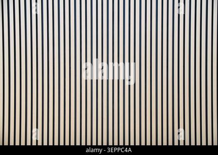 Sfondo moderno a doghe di legno. Materiale per il design di interni, installazione di pannelli acustici Foto Stock