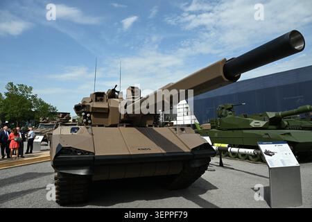Parigi, Francia. 15 giugno 2026. Un carro armato Capint prodotto dall'appaltatore franco-tedesco KNDS è esposto presso lo stand dell'azienda all'Eurosatory Defence Exhibition. Crediti: Wolf von Dewitz/dpa/Alamy Live News Foto Stock