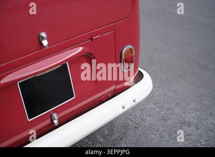 Foto ravvicinata di Un camper rosso retro posteriore con spazio copia Foto Stock