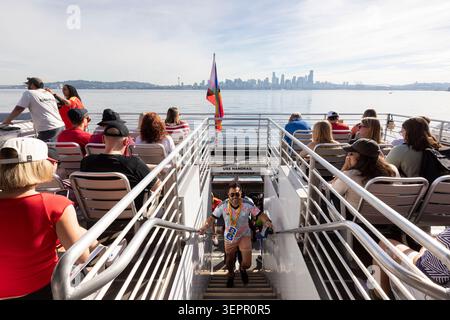 Seattle, Washington, Stati Uniti. 15 giugno 2026. I tifosi salgono sul West Seattle Water taxi per la partita della Coppa del mondo FIFA tra Belgio ed Egitto allo stadio di Seattle. Crediti: Paul Christian Gordon/Alamy Live News Foto Stock