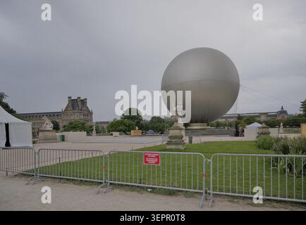 PARIGI, FRANCIA. 15 giugno 2026. L'iconico calderone olimpico di Parigi 2024 si erge alto nel Jardin des Tuileries, in vista della sua riapertura pubblica ufficiale prevista per il 21 giugno 2026 a Parigi il 15 giugno 2026. Crediti: Said Anas/Alamy Live News Foto Stock