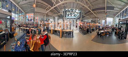 Sabato movimentato al Warrington Market, con clienti che cenano nella sala da pranzo Cookhouse al Time Square, Warrington, Cheshire, Inghilterra, Regno Unito. Foto Stock