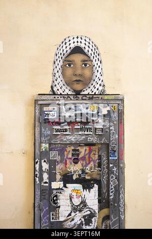 Graffiti di una ragazza con un velo bianco e nero su una scatola elettrica incollata e spalmata, città vecchia, Firenze, Toscana, Italia Foto Stock