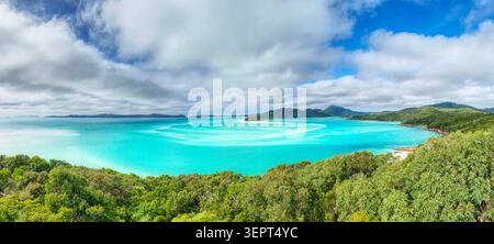 Hill Inlet nelle Isole Whitsundays, Australia. Dune di sabbia sommerse e acque turchesi cristalline dominano la scena creando un paesaggio da sogno. Foto Stock