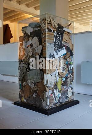 Serie stock che documenta lo scultore francese Bernar Venet presso la Fondazione Venet, con interviste candide, il suo studio privato e gli spazi delle gallerie. Foto Stock