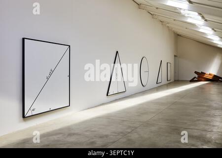 Serie stock che documenta lo scultore francese Bernar Venet presso la Fondazione Venet, con interviste candide, il suo studio privato e gli spazi delle gallerie. Foto Stock