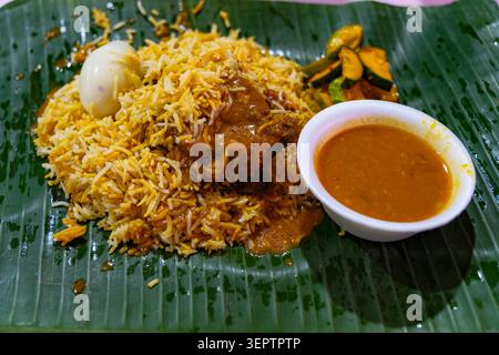 Tradizionale Biryani indiano Mutton servito su foglia di banana con curry e uovo a Little India, Singapore Cultura gastronomica locale. Foto Stock