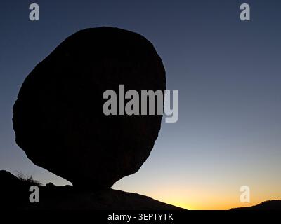 Balancing Rock sulle pendici della Piramide, Parco Nazionale di Girraween Foto Stock