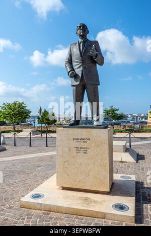 La Valletta, Malta – 17 maggio 2025: La statua in bronzo di Noel Galea Bason dell'ex primo ministro Dom Mintoff si trova in Piazza Castille, affacciata su la Valletta Foto Stock