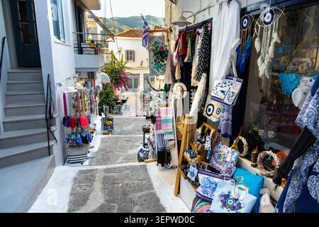 Stradina stretta con negozi a Poros Town, Poros Island, Saronic Islands, Grecia Foto Stock