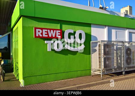 Rewe ist die Ableitung von Revisionsverband der Westkauf-Genossenschaften - ein deutsches Unternehmen mit Sitz in Köln. MIT rund 3300 Märkten ist es nach Edeka der zweitgrösste Lebensmitteleinzelhändler in Deutschland. Rewe ist Die Stammmarke der Rewe Group. Foto: Rewe to Go Markt - in einer Aral-Tankstelle *** Rewe è uno spin-off della Revisionsverband der Westkauf Genossenschaften, una società tedesca con sede a Colonia. Con circa 3.300 negozi, è il secondo rivenditore di generi alimentari in Germania dopo Edeka. Rewe è il marchio di punta del gruppo Rewe. Foto Foto Stock