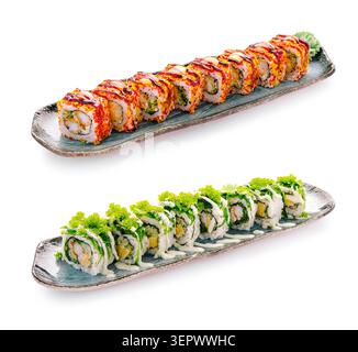 Due piatti contengono colorati sushi roll. I panini sono ripieni di gamberi e verdure. Condimenti verdi e una salsa cremosa coprono il sushi. Questo piatto è servito in un ristorante. Foto Stock