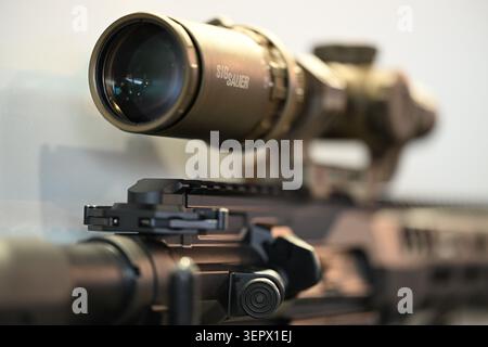 Parigi, Francia. 15 giugno 2026. Un fucile e un paio di binocoli di Sig Sauer sono in mostra alla fiera Eurosatory Defence. Crediti: Wolf von Dewitz/dpa/Alamy Live News Foto Stock