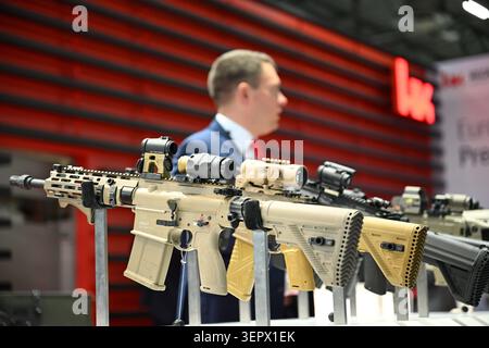 Parigi, Francia. 15 giugno 2026. All'Eurosatory Defence Exhibition, un dipendente di Heckler & Koch si trova a un tavolo con i fucili d'assalto. Crediti: Wolf von Dewitz/dpa/Alamy Live News Foto Stock