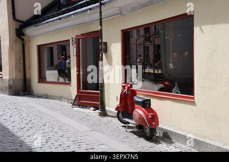 Vecchia moto parcheggiata in una strada a Visby, Gotland, Svezia, nella storica città medievale in un giorno d'estate. Foto Stock