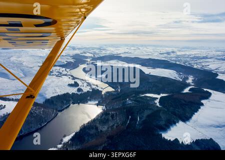 Vista aerea da un Eurofox del lago artificiale di Ladybower e della diga di Derwent in inverno, Peak District, Inghilterra Foto Stock