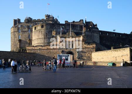 Edimburgo, Scozia, Regno Unito - 19 gennaio 2026: Persone che visitano il castello di Edimburgo, una storica fortezza scozzese e una popolare attrazione turistica Foto Stock