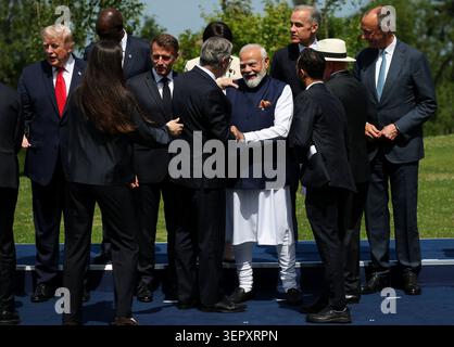 British Prime Minister Sir Keir Starmer (centre left) speaks with Indian Prime Minister Narendra Modi (centre right) ahead of a family photo during the G7 summit in Evian, France. Picture date: Tuesday June 16, 2026. Foto Stock
