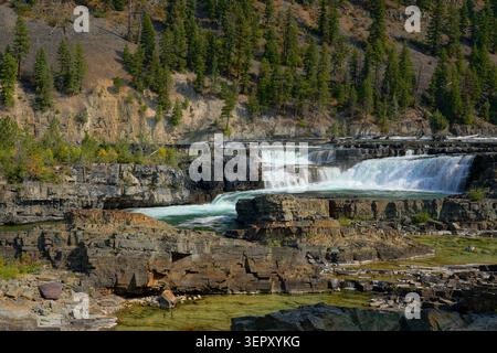 Il fiume Kootenai scorre sopra le cascate Kootenai nel Montana Foto Stock