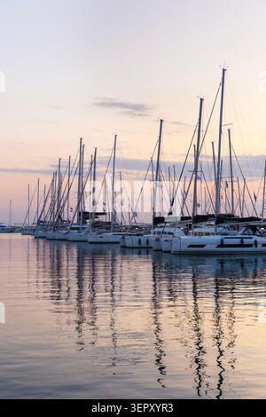Barche a vela ormeggiate nella Marina di Alimos al tramonto, Alimos, Grecia Foto Stock