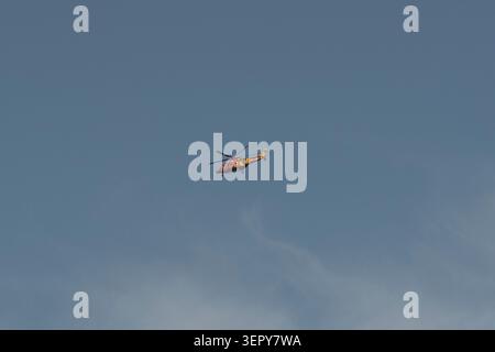 volo in elicottero dell'ambulanza aerea della cornovaglia Foto Stock