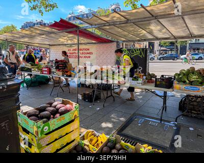 Parigi, Francia, Persone che fanno acquisti, Distribuzione gratuita di cibo avanzato al pubblico per strada, mercato di strada Francia (Place de la Bastille) Foto Stock