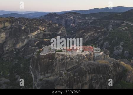 Vista aerea del Santo Monastero di Varlaam arroccato su un massiccio pilastro di pietra arenaria circondato dal suggestivo paesaggio di formazioni rocciose e lu Foto Stock